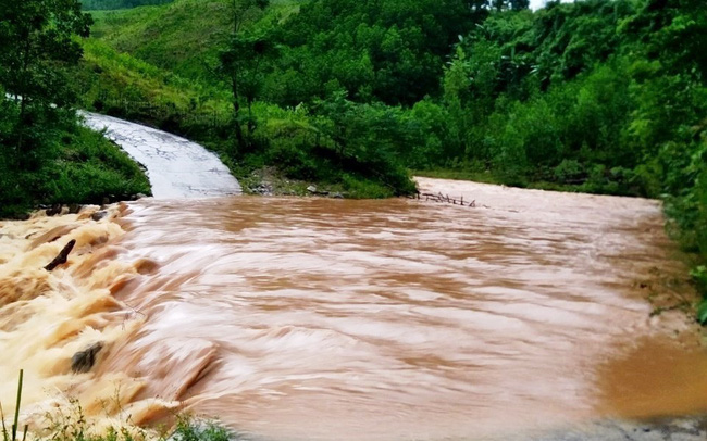 Mưa to diện rộng khiến nước sông dâng, gây ngập các ngầm và một số tuyến đường giao thông ở khu vực miền núi, biên giới huyện Minh Hoá, Tuyên Hoá, Quảng Bình.