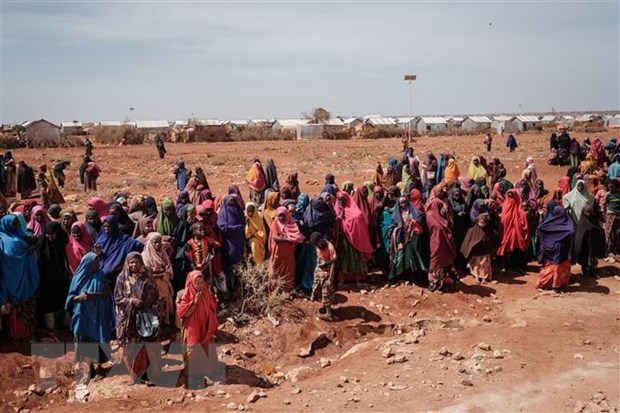 Người dân chờ được phát lương thực cứu trợ tại trại tị nạn ở Baidoa, Somalia, ngày 14/2/2022.