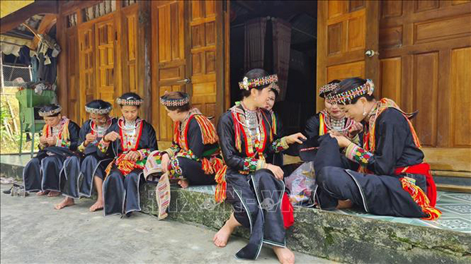 Đối với các chị em người Dao đỏ ở Yên Bái, trang phục truyền thống luôn được gìn giữ và mặc vào những dịp lễ, tết. Ảnh tư liệu