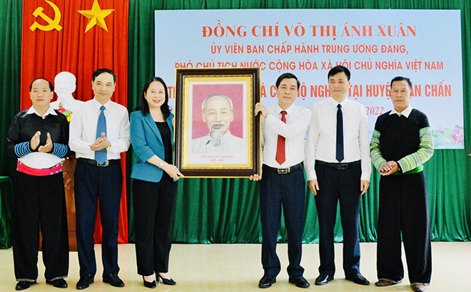 Phó Chủ tịch nước Võ Thị Ánh Xuân trao tặng Đảng bộ và nhân dân huyện Văn Chấn bức chân dung Chủ tịch Hồ Chí Minh. (Ảnh: Văn Toàn)