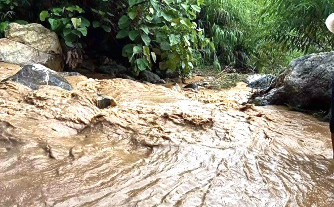 Mưa lớn khiến dòng chảy ở các suối trên địa bàn huyện Trạm Tấu dâng cao, chảy xiết gây khó khăn cho việc tìm kiếm người mất tích.