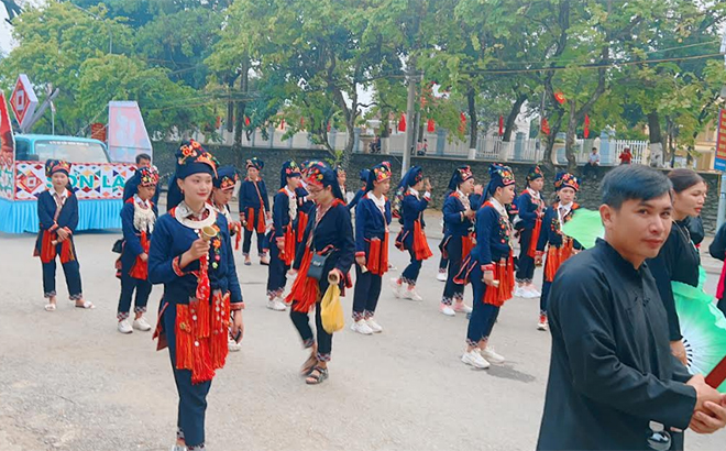 Phụ nữ người Dao xã Nậm Lành, huyện Văn Chấn tham gia hoạt động diễu diễn đường phố trong dịp khai mạc Lễ hội Văn hóa - Du lịch Mường Lò năm 2022.