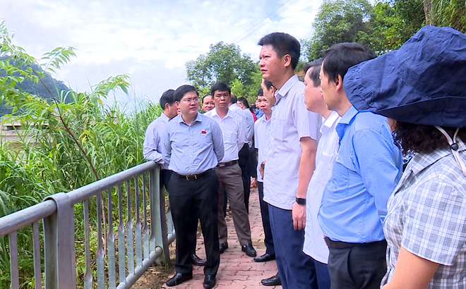 A supervision team of the National Assembly's Committee for Science, Technology and Environment conducts field survey on the project of upgrading and reinforcing water reservoir in Suoi Giang commune, Van Chan district.