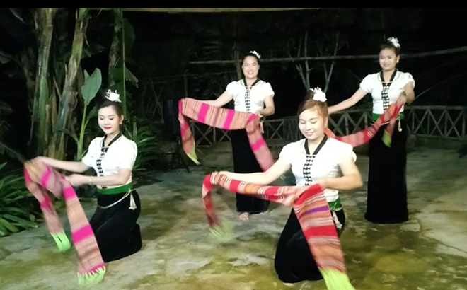 Major art troupes of hamlets and villages in Nghia Lo actively promote the beauty of Xoe dances through their performances serving tourists.