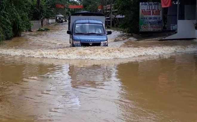 Mưa ngập trên các trục đường giao thông liên huyện Lục Yên khi có mưa lớn. (Ảnh minh họa)