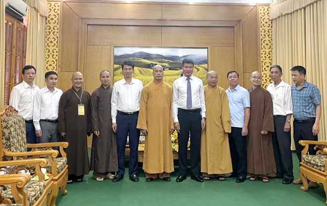 Đồng chí Trần Huy Tuấn - Phó Bí thư Tỉnh ủy, Chủ tịch UBND tỉnh chụp ảnh lưu niệm cùng đại diện Ban Trị sự Giáo hội Phật giáo tỉnh lần thứ III, nhiệm kỳ 2022-2027.