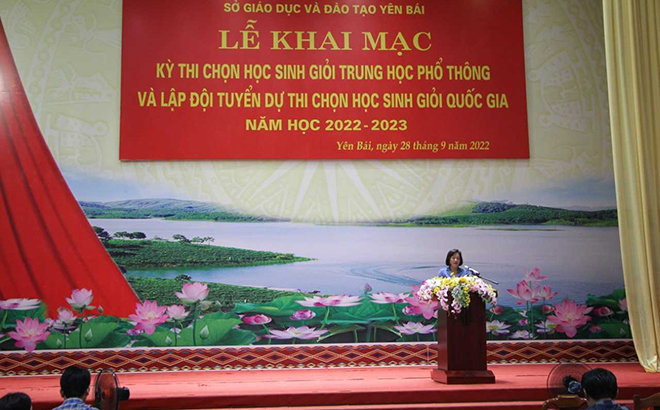Đồng chí Tô Thị Ánh – Phó Giám đốc Sở Giáo dục và Đào tạo phát biểu tại Lễ khai mạcKỳ thi.