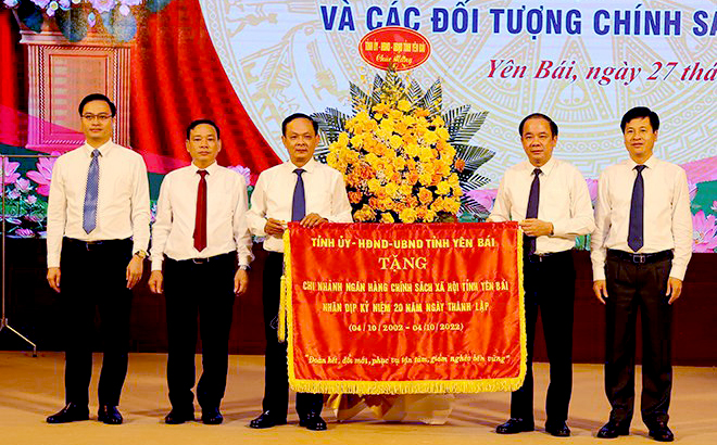 Vice Secretary of the provincial Party Committee Ta Van Long presents a flag to the VBSP’s chapter in Yen Bai.