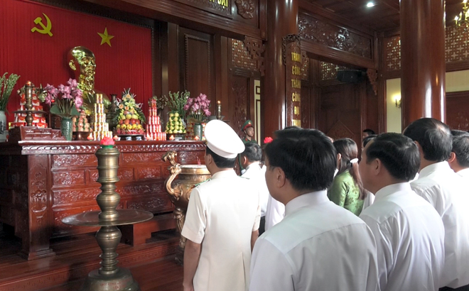A delegation of the provincial Party Committee, authorities and Vietnam Fatherland Front offer incense to President Ho Chi Minh 
