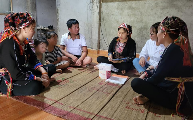 Cán bộ Trạm Y tế xã Tân Đồng tuyên truyền, vận động người dân thôn 8 thực hiện tốt công tác DS/KHHGĐ.