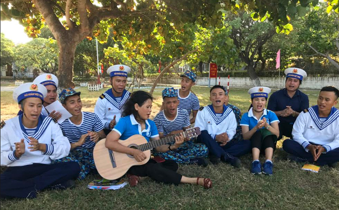 Phóng viên Tô Anh Hải của Báo Yên Bái (thứ 2 từ phải qua) cùng thành viên của Câu lạc bộ tuổi trẻ vì biển đảo quê hương tập văn nghệ cùng các chiến sỹ hải quân trên đảo Song Tử Tây.