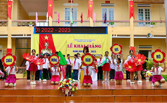 A musical performance celebrating the new academic year by teachers and students of the To Hieu Secondary School in Nghia Lo town.