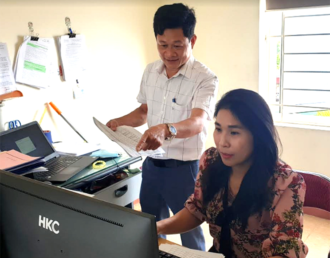 Chủ tịch UBND xã Giới Phiên, thành phố Yên Bái trao đổi với cán bộ kế toán xã về công tác thu ngân sách trên địa bàn.