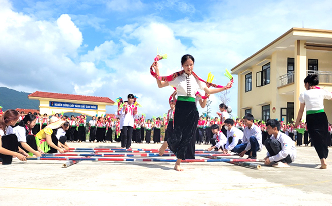 Học sinh các trường học ở thị xã Nghĩa Lộ những ngày này đang tích cực tập luyện văn hóa, văn nghệ chuẩn bị cho ngày Lễ hội. (Ảnh: Minh Huyền)