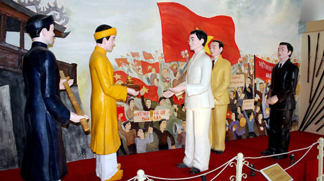 Tái hiện cảnh vua Bảo Đại thoái vị tại phòng trưng bày, Bảo tàng Lịch sử và cách mạng tỉnh Thừa Thiên - Huế (Ảnh: Báo Tuổi Trẻ)