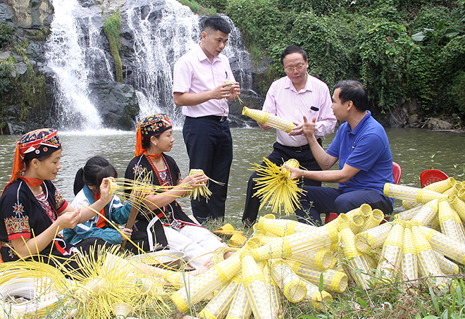 Nguồn vốn tín dụng chính sách tạo điều kiện cho người Dao xã Phúc An, huyện Yên Bình duy trì và phát triển nghề đan rọ tôm truyền thống.