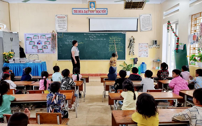 Giờ học Tiếng Việt của học sinh Trường Phổ thông DTBT TH&THCS xã Làng Nhì, huyện Trạm Tấu.