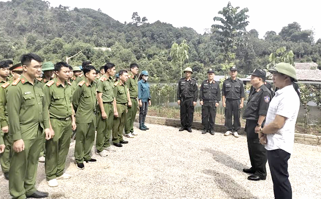 Đồng chí Luyện Hữu Chung - Bí thư Huyện ủy Văn Yên kiểm tra công tác huấn luyện và thăm hỏi, động viên cán bộ, chiến sĩ công an tại thao trường Khe Ngang.