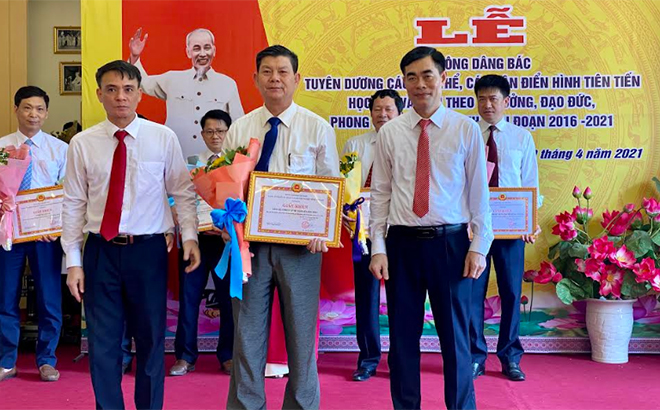 Lãnh đạo Đảng ủy khối Cơ quan và Doanh nghiệp tỉnh trao thưởng cho tập thể Đảng bộ Công ty cổ phần Tập đoàn Hòa Bình Minh - đơn vị điển hình tiên tiến thực hiện Chỉ thị 05, giai đoạn 2016 - 2021.
