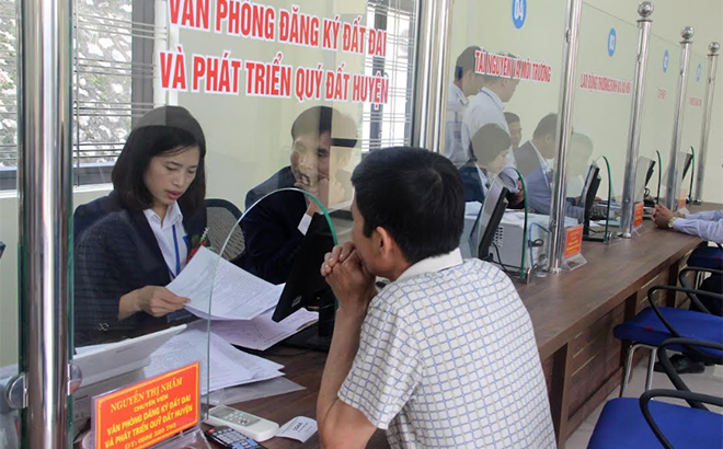 Văn phòng Đăng ký đất đai và Phát triển quỹ đất huyện Yên Bình tiếp nhận, giải quyết thủ tục đất đai của người dân.