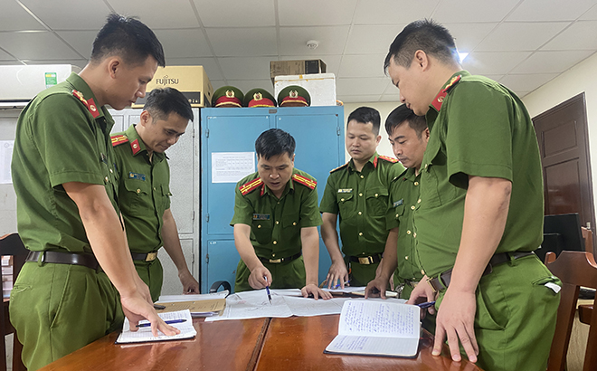 Cán bộ, chiến sĩ Phòng Cảnh sát kinh tế, Công an tỉnh xây dựng phương án điều tra, bắt giữ đối tượng phạm tội.