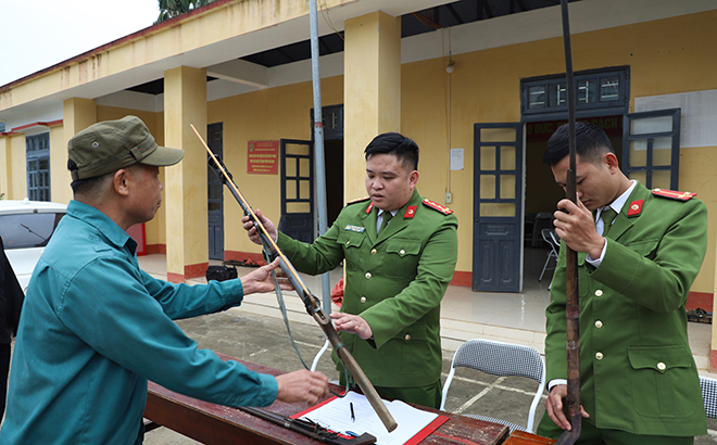 Người dân xã Quang Minh tự giác giao nộp súng tự chế cho lực lượng Công an xã.