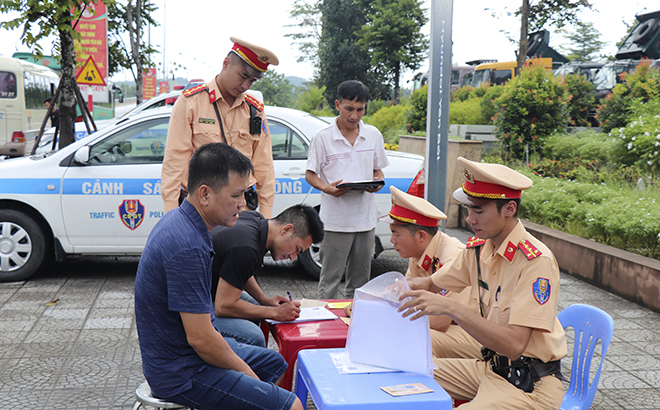 Lực lượng Cảnh sát giao thông lập biên bản xử lý các trường hợp vi phạm