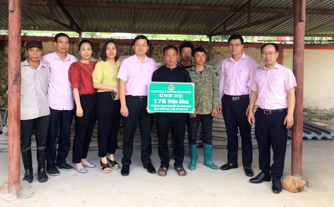 Lãnh đạo Ngân hàng Chính sách xã hội tỉnh Yên Bái trao tiền hỗ trợ cho 25 hộ nghèo phấn đấu thoát nghèo năm 2023 và làm đường giao thông nông thôn tại xã Chế Cu Nha