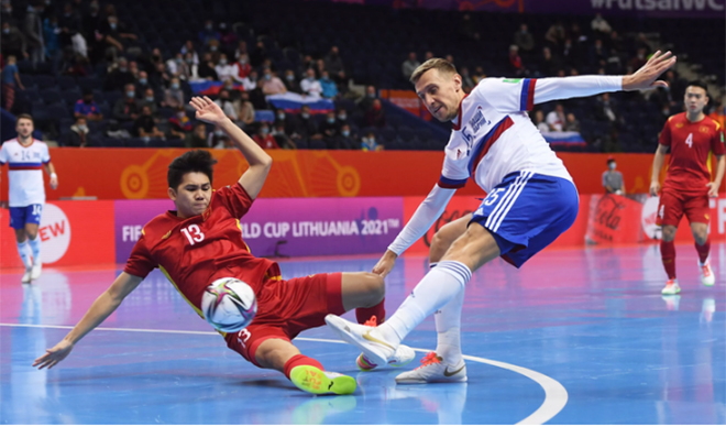 Tuyển futsal Việt Nam (trái) trong trận thua sít sao Nga 2-3 ở World Cup futsal 2021