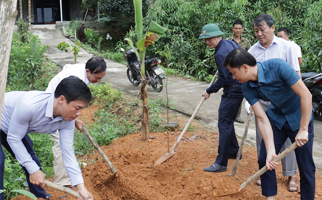 Lãnh đạo thành phố Yên Bái tham gia chương trình Ngày thứ Bảy cùng dân và doanh nghiệp tại xã Âu Lâu.