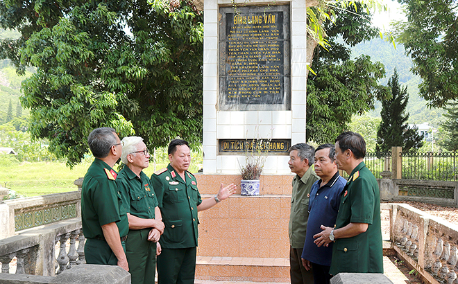 Ban Chủ nhiệm Câu lạc bộ truyền thống Bộ đội địa phương tỉnh Yên Bái nói chuyện lịch sử tại Di tích lịch sử cách mạng nằm trong Cụm di tích Chiến khu Vần, xã Việt Hồng, huyện Trấn Yên.