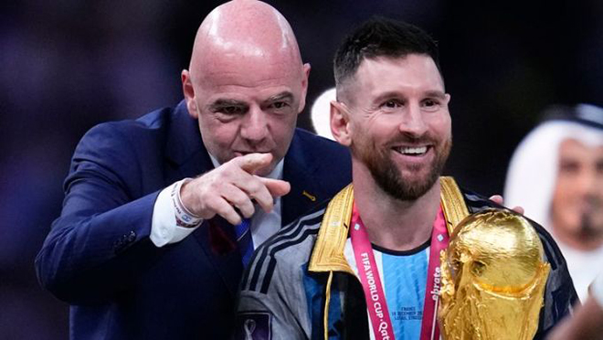 Chủ tịch FIFA Gianni Infantino (trái) và Lionel Messi trong lễ trao World Cup 2022 ở Lusail, Qatar ngày 18/12/2022.