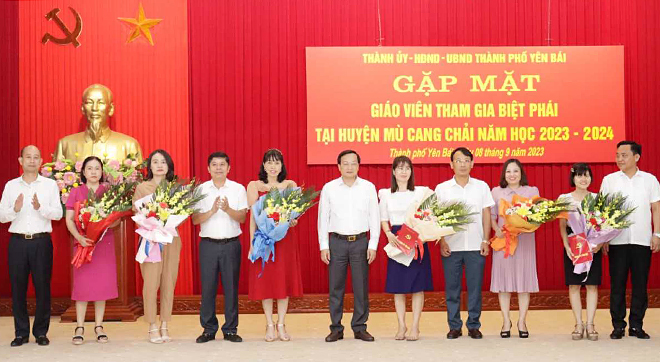 Lãnh đạo thành phố Yên Bái tặng hoa các giáo viên tham gia biệt phái lần này.