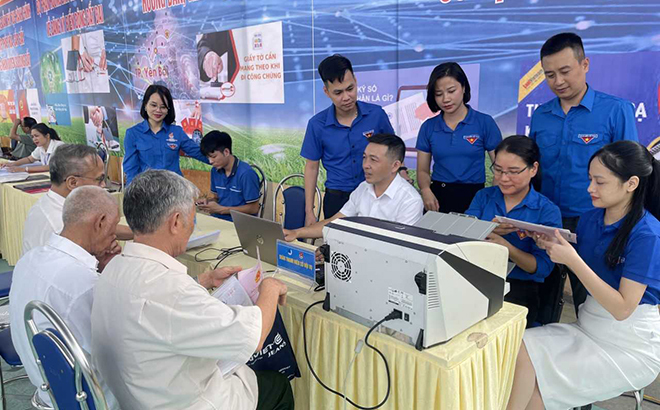 Tuổi trẻ Đoàn Khối và Thành đoàn Yên Bái hỗ trợ người dân cấp chữ ký
số miễn phí; Scan giấy chứng nhận quyền sử dụng đất, số hóa hồ sơ đất đai.