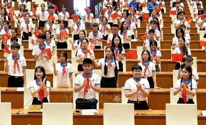 Đại biểu tham gia phiên họp giả định Quốc hội trẻ em được giới thiệu, tìm hiểu thông tin cơ bản về Quốc hội.