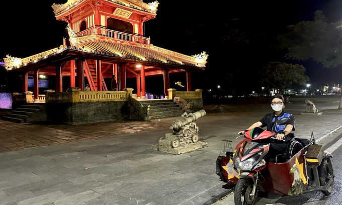 Phan Vũ Minh và chiếc xe máy ba bánh dùng đi phượt.
