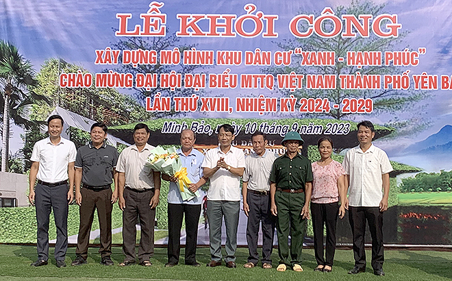 Lãnh đạo thành phố Yên Bái tặng hoa chúc mừng Ban điều hành xây dựng mô hình Khu dân cư “Xanh - Hạnh phúc” thôn Trực Bình, xã Minh Bảo.