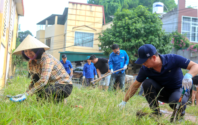 Lãnh đạo Sở Văn hóa - Thể thao và Du lịch cùng công chức, viên chức, người lao động dọn dẹp vệ sinh môi trường.