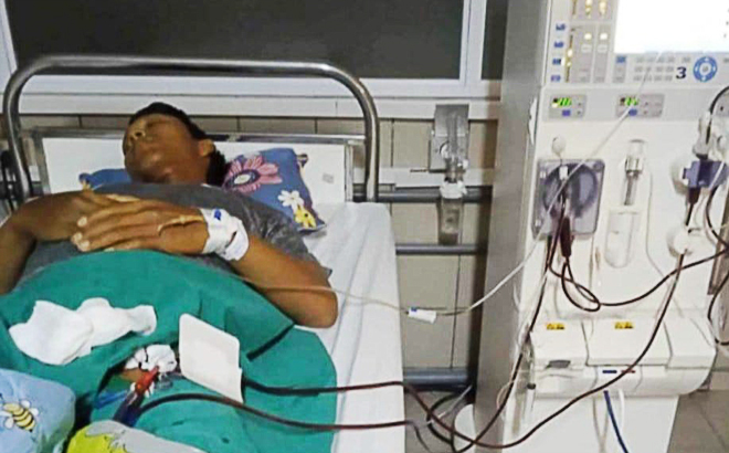 Anh Nguyễn Văn An đang lọc máu tại Bệnh viện Bạch Mai, Hà Nội