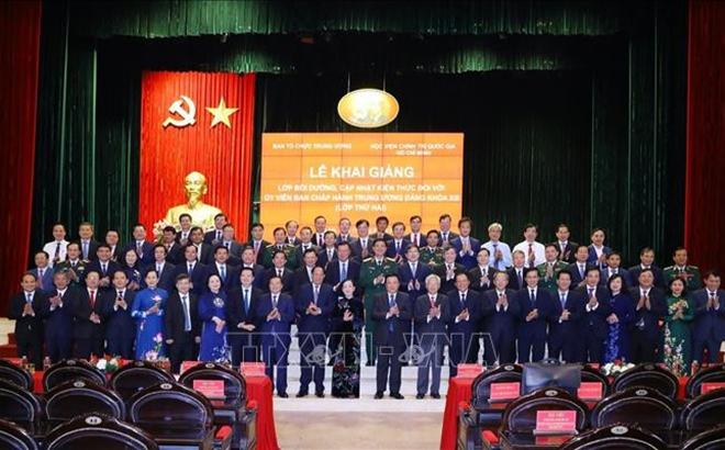 Đồng chí Trương Thị Mai cùng đại biểu và các học viên chụp ảnh chung.