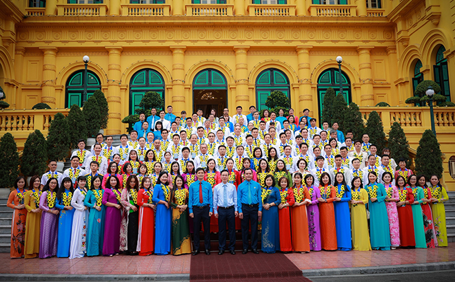 Chủ tịch nước Võ Văn Thưởng chụp ảnh lưu niệm cùng lãnh đạo Tổng LĐLĐ Việt Nam và các điển hình tiên tiến tại Hội nghị sơ kết 2 năm và biểu dương điển hình tiên tiến về “Đẩy mạnh học tập và làm theo tư tưởng, đạo đức, phong cách Hồ Chí Minh” của Tổng LĐLĐ Việt Nam.(Ảnh tư liệu)