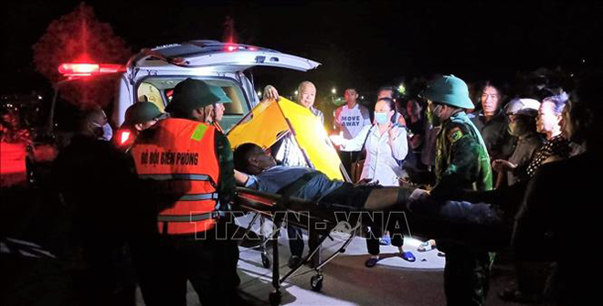 Ngư dân bị nạn được đưa lên xe cấp cứu kịp thời chuyển đến bệnh viện để tiếp tục điều trị, theo dõi.