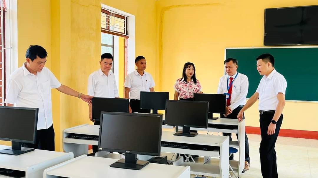 Lãnh đạo huyện Văn Yên kiểm tra trang thiết bị dạy học tại các cơ sở trường học trên địa bàn.
