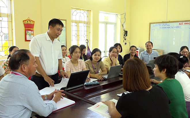 Thầy giáo Hoàng Văn Vinh phát biểu tại biểu buổi sinh hoạt chuyên đề tại Trường THPT Lê Quý Đôn.