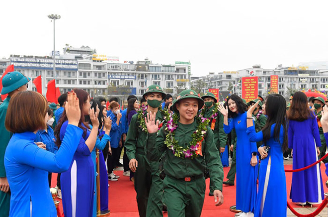 Thanh niên tỉnh Quảng Ninh phấn khởi lên đường bảo vệ Tổ quốc.