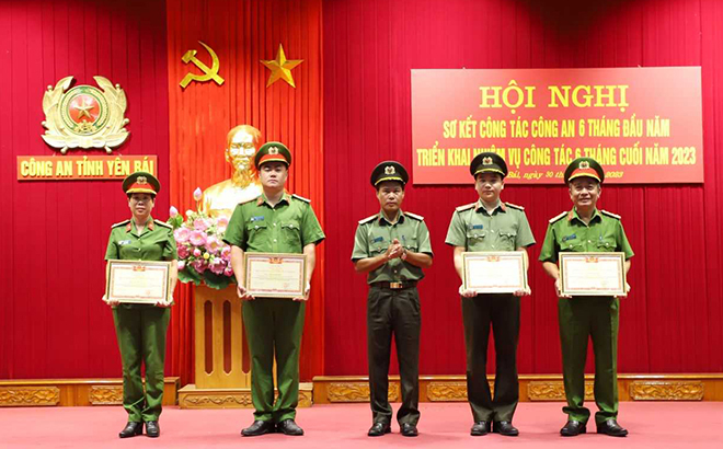 Thừa ủy quyền của lãnh đạo Bộ Công an, Đại tá Lê Việt Thắng - Ủy viên Ban Thường vụ Tỉnh ủy, Giám đốc Công an tỉnh trao tặng danh hiệu 