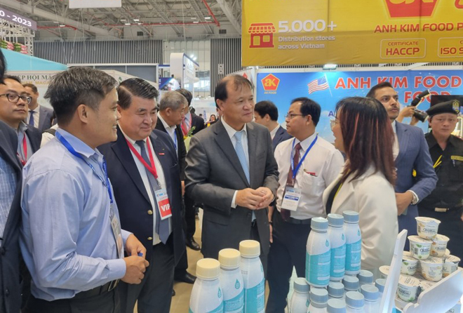 Thứ trưởng Bộ Công Thương Đỗ Thắng Hải cùng các đại biểu tham quan gian hàng tại chuỗi sự kiện Viet Nam International Sourcing.