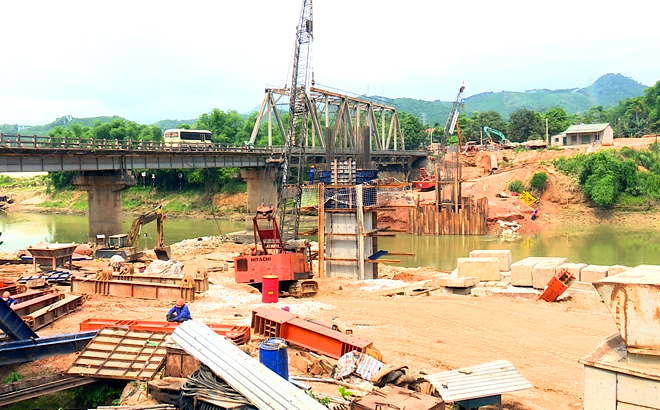 Công trình cầu Tô Mâu， huyện Lục Yên đang được các nhà thầu đẩy nhanh tiến độ thi công.