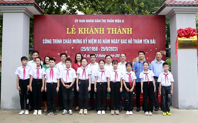 Thị trấn Mậu A khánh thành công trình Cổng trường hạnh phúc tại Trường Tiểu học thị trấn, chào mừng kỷ niệm 65 năm Ngày Bác Hồ thăm Yên Bái.