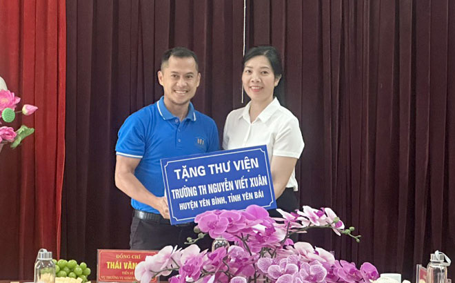 Đại diện Đoàn công tác của Vụ Giáo dục Tiểu học, Bộ Giáo dục và Đào tạo
trao tặng biểu trưng giá trị các hiện vật cho Trường Tiểu học Nguyễn Viết Xuân.